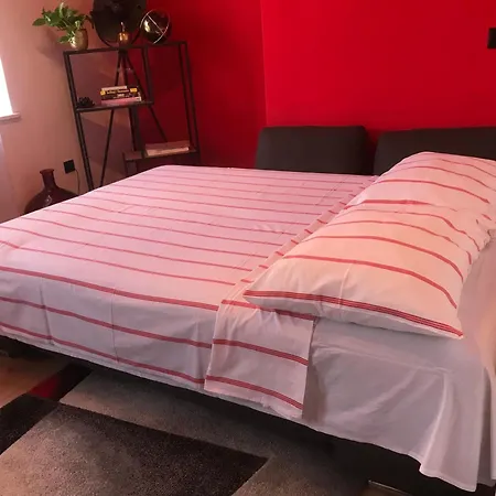 Colors Of - Red Apartment